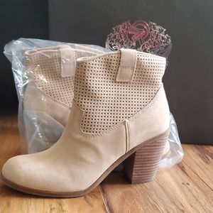 Vince Camuto booties,  5.5 m. Tan  never worn.